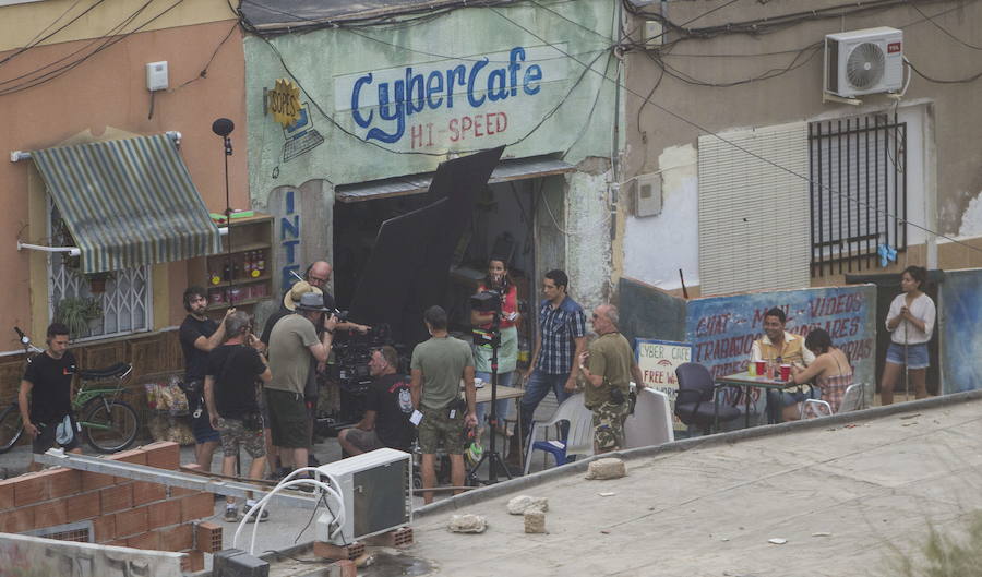 04/07/2018. Un robo fuera de guión en 'Terminator'. El rodaje en la barriada de Los Mateos, en Cartagena, acaba con la detención de dos menores por sustraer una maleta al equipo. 