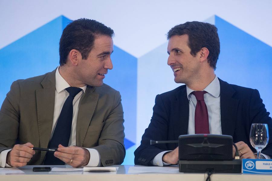 26/07/2018. En la cúspide del PP. Pablo Casado gana con holgura a Santamaría la presidencia del partido con un discurso político que certifica el giro a la derecha. Casado designa al ciezano Teodoro García secretario general del partido, el puesto más alto alcanzado por un murciano en la cúpula de un partido nacional. Por primera vez en la historia democrática de España, una persona nacida en la Región de Murcia ocupa un cargo de máxima responsabilidad en la cima de uno de los principales partidos políticos del país. García Egea, diputado en el Congreso desde 2011, es el elegido por el nuevo presidente del PP, Pablo Casado; un nombramiento con el que el recién designado líder popular rompe todas los pronósticos y que premia el trabajo realizado por el parlamentario murciano como director de la exitosa campaña que le lleva a derrotar a Soraya Sáenz de Santamaría en el congreso extraordinario. Teodoro García Egea, de 33 años, se convierte así en el hombre fuerte del Partido Popular, teniendo solo por encima al presidente, al que, según los Estatutos, sustituirá cuando esté ausente. En la foto, García conversa con Casado en la primera reunión del Comité Ejecutivo del PP.