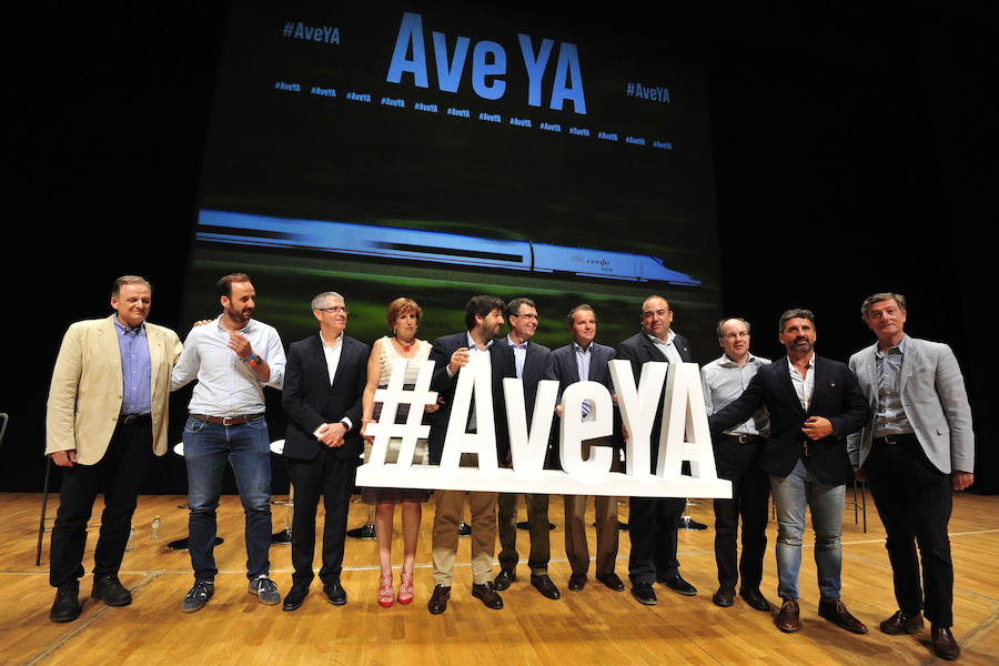 18/07/2018. Apenas unas horas después, Gobierno, empresarios y asociaciones se movilizan y convocan un acto en el Auditorio Víctor Villegas para exigir que no se alteren los planes de la alta velocidad. Cerca de 1.500 personas asisten al encuentro, en el que se concentran decenas de cargos y militantes del PP, pero también ciudadanos ajenos al partido que piensan que el AVE va a aportar una serie de beneficios a la Región a los que no se puede renunciar durante más tiempo, pero que no llegan a completar el aforo. 