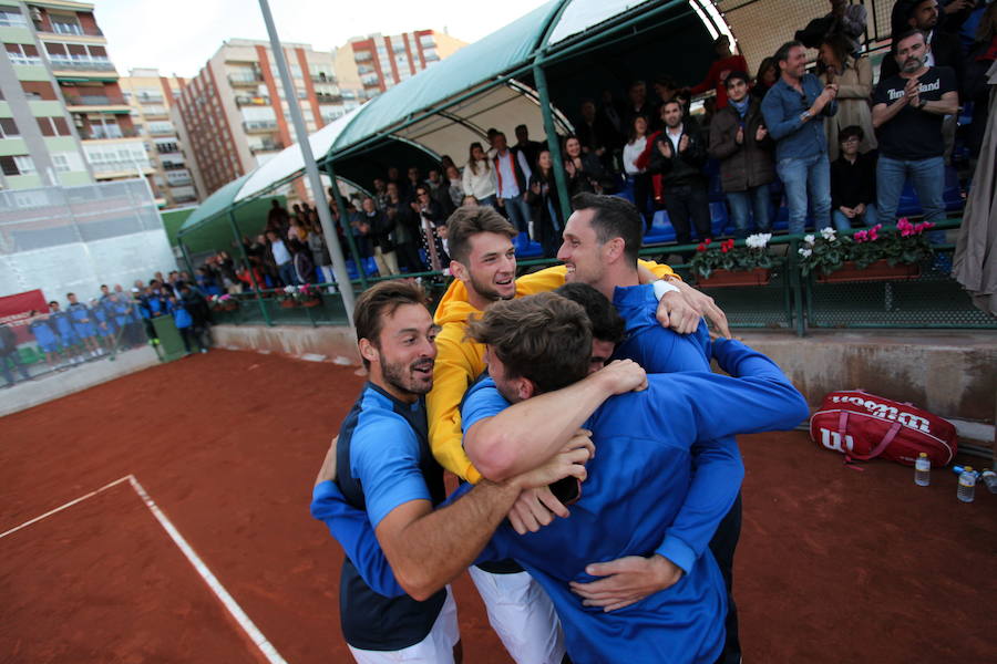 03/11/2018. Victoria histórica del Murcia Club de Tenis 1919 (MCT), tras proclamarse por primera vez campeón de España por equipos en el Campeonato de España celebrado en sus instalaciones. La corona se queda en casa y lo hace tras el triunfo de los locales ante el CT Barcino (4-3) en una jornada inolvidable para el club murciano y el deporte regional, con el primer título en el Nacional por equipos, que llega a su 49ª edición. Hasta la fecha, el club murciano disponía de un subcampeonato, cosechado en 1972. La histórica formación del Murcia Club de Tenis 1919 está representada en este torneo por los jugadores Alessandro Gianessi, Mario Vilella, Carlos Boluda, Iván Gakhov, David Pérez, David Vega, Ricardo Villacorta y Nico Almagro, capitaneados por Florencio Soto y Juan Antonio Marín.