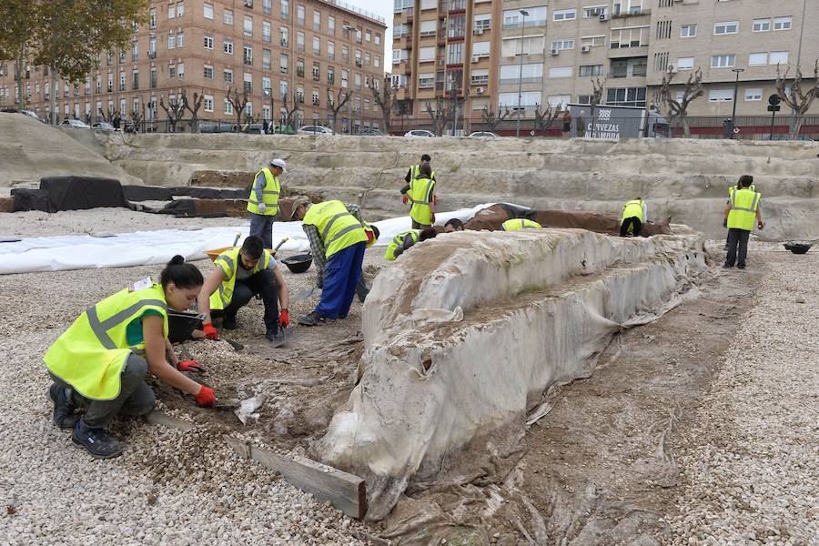 21/11/2018. Empiezan a destapar San Esteban. El equipo de 27 arqueólogos y restauradores que encabeza el profesor Jorge Eiroa, docente del departamento de Prehistoria, Arqueología, Historia Antigua, Medieval y Ciencias y Técnicas Historiográficas de la Universidad de Murcia (UMU), comienza con las excavaciones en el oratorio del yacimiento. Un grupo de jóvenes, la mayoría alumnos del máster en Historia y Patrimonio Histórico y del grado de Historia, ávidos de pisar el arrabal en el que vivieron nuestros antepasados entre los siglos XII y XVII, trabajan en el yacimiento, junto a los técnicos municipales, encabezados por la arqueóloga Carmen Martínez Salvador, y los de la empresa Salmer Cantería y Restauración, que se encarga de la obras de consolidación de muretes. El equipo empieza por destapar el geotextil que cubría y protegía la zona del oratorio, con el fin de poder iniciar los trabajos de excavación allí y en el cementerio.