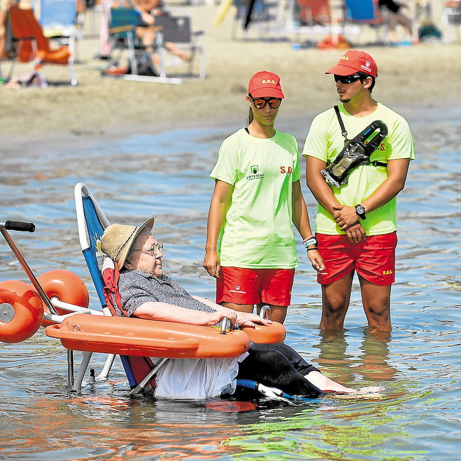 13/09/2018. Ana Díaz Manzanera solo había visto el mar por televisión. Toda una vida de trabajo de sol a sol y dedicada al cuidado de los demás, la artrosis, los problemas de obesidad mórbida y la inmovilidad habían impedido cumplir su sueño a la paciente, de 78 años. La Fundación Ambulancia Último Deseo lo hace realidad el 13 de septiembre trasladando a la mujer hasta la playa de Santiago de la Ribera. La iniciativa creada en Holanda que un grupo de sanitarios murcianos ha traído a España pretende ayudar a que enfermos crónicos e incapacitados, o en situación terminal, puedan cumplir algún deseo que sea especialmente importante para ellos.