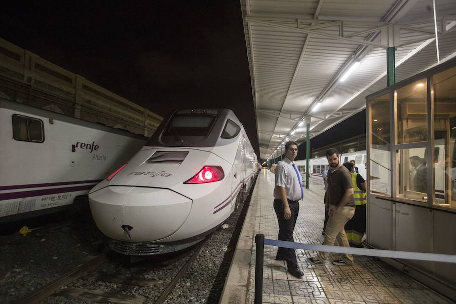 17/09/2018. Madrid ya está media hora más cerca. El primer viaje comercial del tren híbrido estrena la red de alta velocidad. Con el ambiente dividido entre quienes denuncian que el Gobierno socialista ha privado del AVE a la Región, y los que defienden que se prioricen las obras de soterramiento y se mejore el servicio con Madrid, se estrena el tren híbrido que conecta por vez primera a Cartagena y Murcia con la red de alta velocidad en la mayor parte de su recorrido. En la imagen, la salida desde la estación de Cartagena.