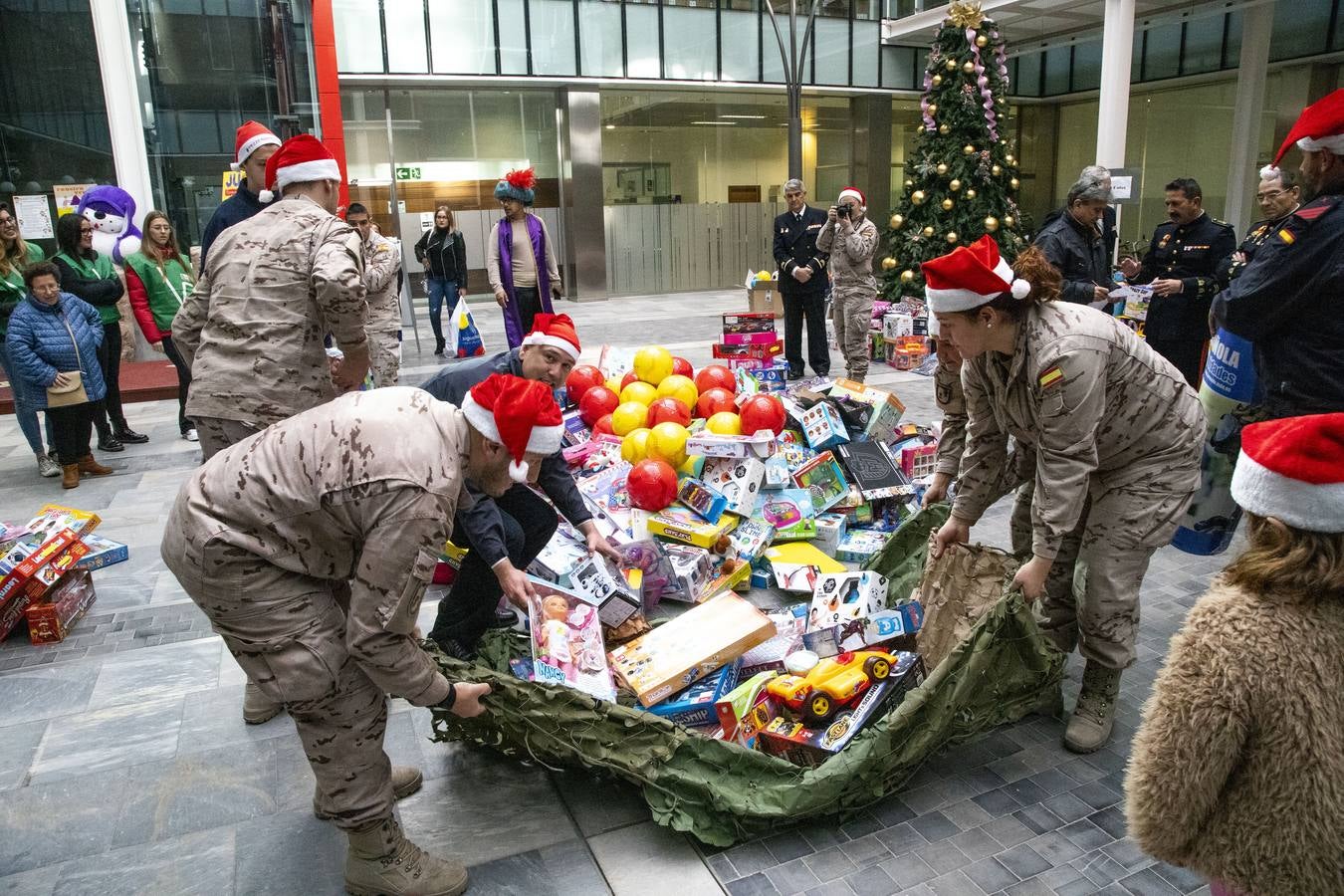 Los miembros de la Armada contribuyen con una cuarta parte de los regalos que Servicios Sociales facilitarán a familias con necesidades