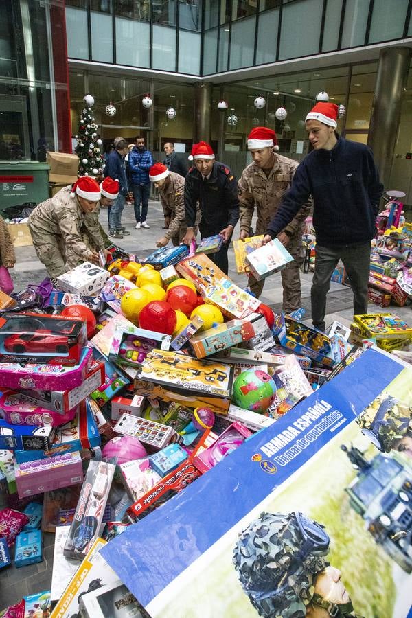 Los miembros de la Armada contribuyen con una cuarta parte de los regalos que Servicios Sociales facilitarán a familias con necesidades