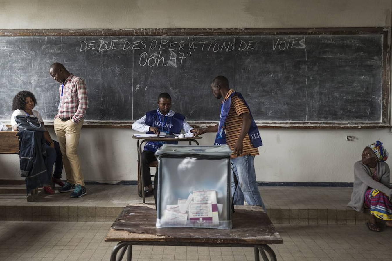 La República Democrática del Congo celebra este domingo unas elecciones históricas para elegir al sucesor del presidente Joseph Kabila, entre retrasos, esperanza de cambio y miedo a más violencia.