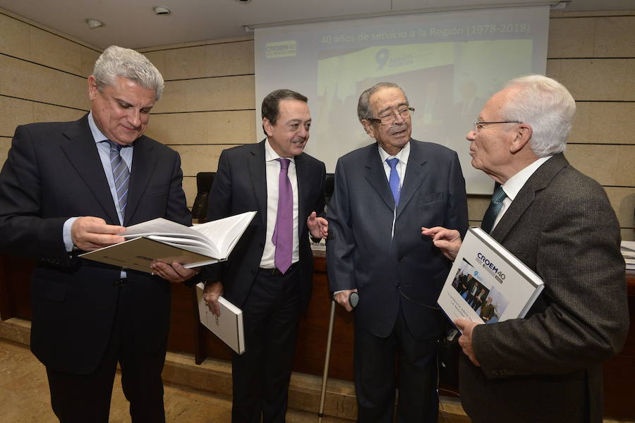 12/12/2018. La memoria viva de los empresarios. El ex secretario general de la patronal Croem, Clemente García, reúne en torno a su libro a los dirigentes empresariales, sindicatos y representantes políticos. El libro ‘Cuarenta años al servicio de la Región’ pone el colofón a los actos de aniversario de la patronal, con una glosa a la historia de la confederación que García representó como secretario general, en la imagen, con el presidente de Croem; José María Albarracín; y sus predecesores en el cargo, Tomás Zamora y Miguel del Toro.