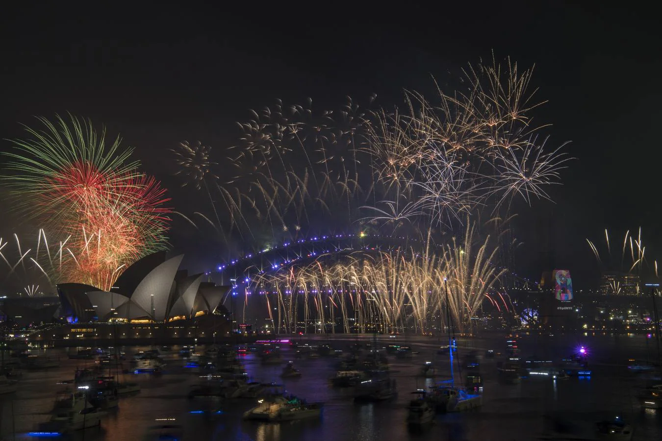 Sídney recibe el año nuevo con un gran espectáculo de fuegos artificiales sobre el puente de la bahía
