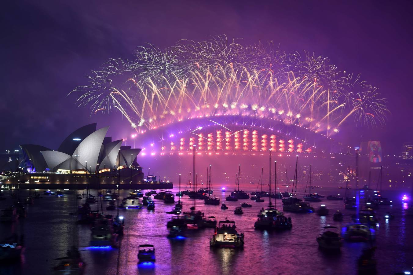 Sídney recibe el año nuevo con un gran espectáculo de fuegos artificiales sobre el puente de la bahía