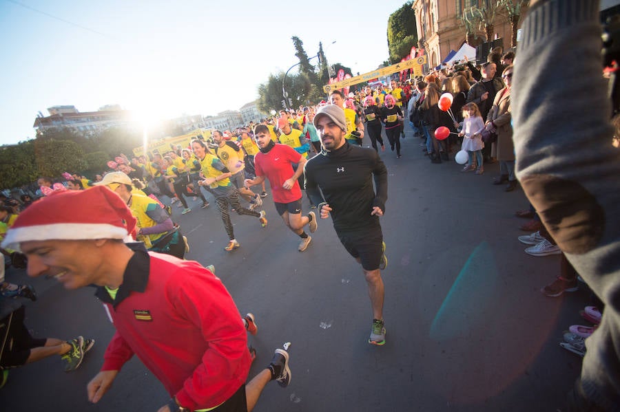 El deporte, los disfraces y el buen ambiente que reina en la San Silvestre tomaron el mando en la culminación perfecta del año para más de 4.500 corredores que estaban apuntados a la prueba de unos 6,5 kilómetros por el centro de la ciudad