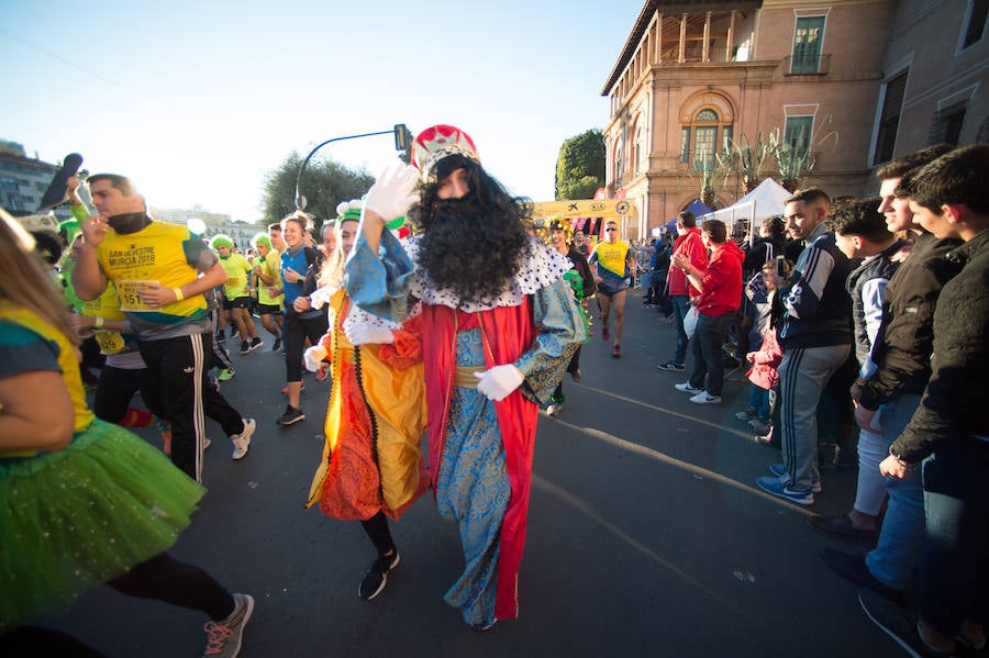 El deporte, los disfraces y el buen ambiente que reina en la San Silvestre tomaron el mando en la culminación perfecta del año para más de 4.500 corredores que estaban apuntados a la prueba de unos 6,5 kilómetros por el centro de la ciudad