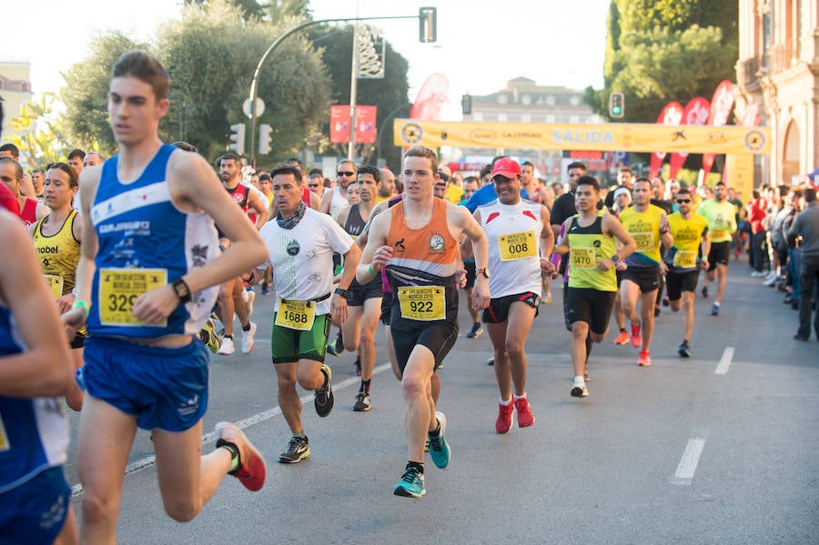 El deporte, los disfraces y el buen ambiente que reina en la San Silvestre tomaron el mando en la culminación perfecta del año para más de 4.500 corredores que estaban apuntados a la prueba de unos 6,5 kilómetros por el centro de la ciudad