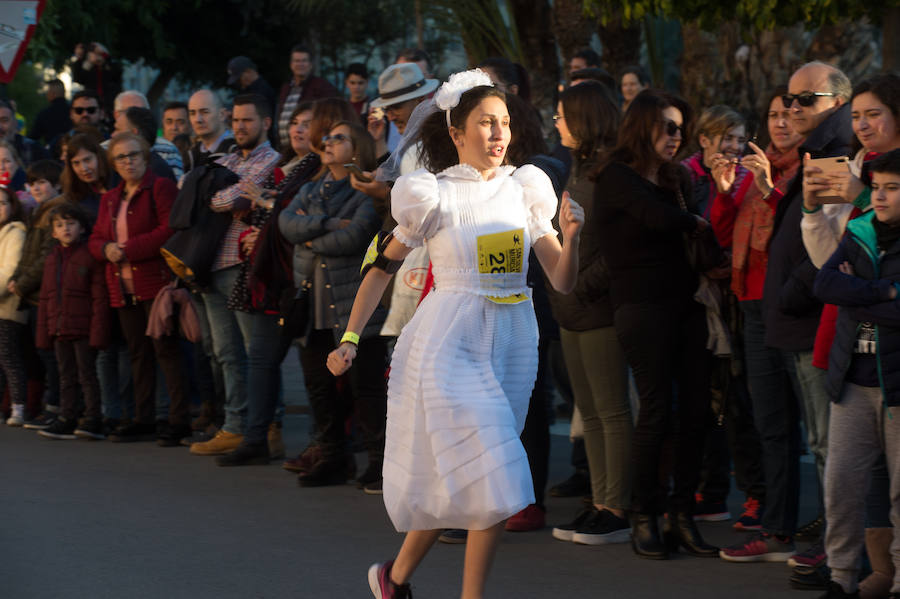 El deporte, los disfraces y el buen ambiente que reina en la San Silvestre tomaron el mando en la culminación perfecta del año para más de 4.500 corredores que estaban apuntados a la prueba de unos 6,5 kilómetros por el centro de la ciudad