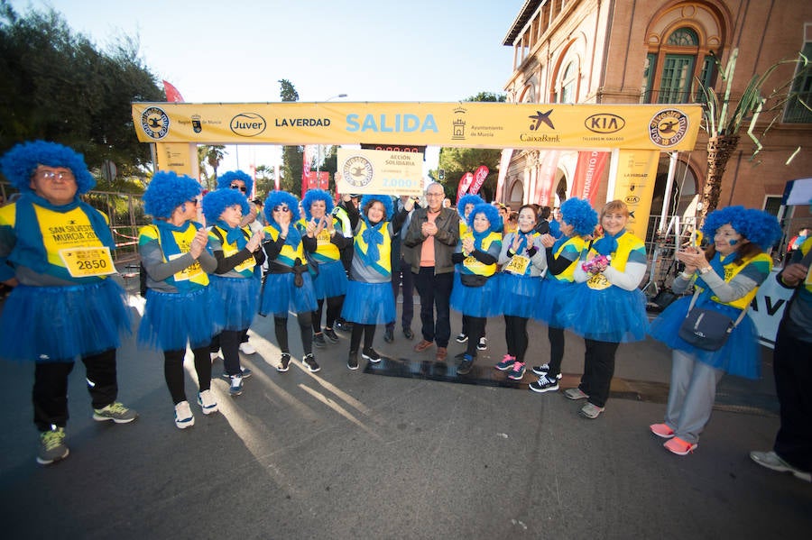 El deporte, los disfraces y el buen ambiente que reina en la San Silvestre tomaron el mando en la culminación perfecta del año para más de 4.500 corredores que estaban apuntados a la prueba de unos 6,5 kilómetros por el centro de la ciudad