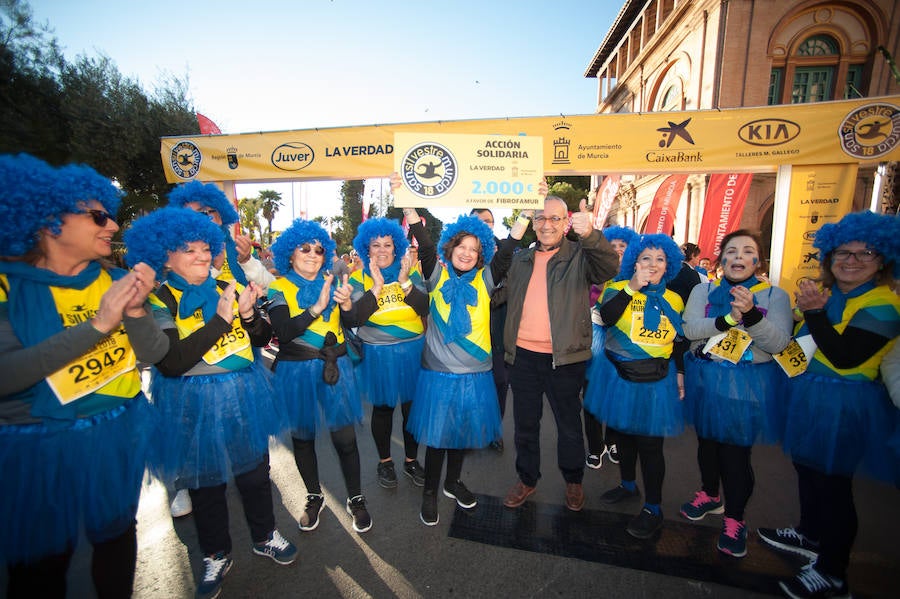 El deporte, los disfraces y el buen ambiente que reina en la San Silvestre tomaron el mando en la culminación perfecta del año para más de 4.500 corredores que estaban apuntados a la prueba de unos 6,5 kilómetros por el centro de la ciudad