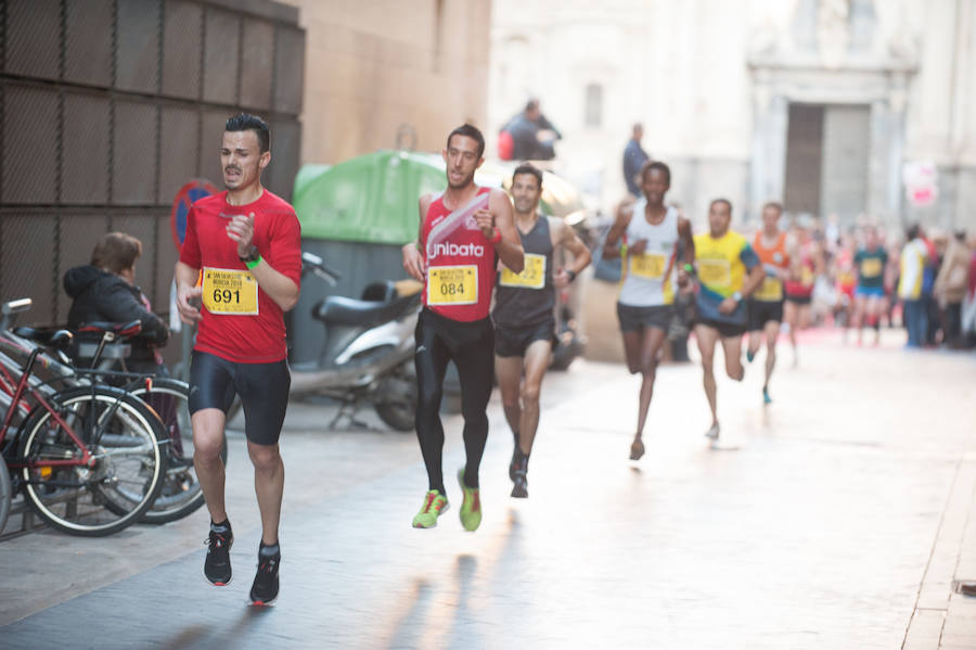 El deporte, los disfraces y el buen ambiente que reina en la San Silvestre tomaron el mando en la culminación perfecta del año para más de 4.500 corredores que estaban apuntados a la prueba de unos 6,5 kilómetros por el centro de la ciudad