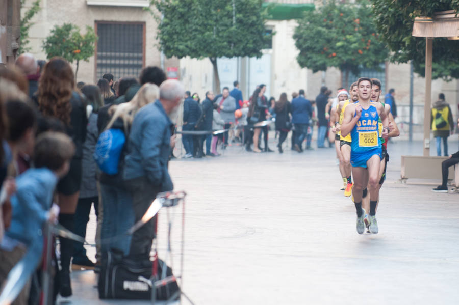 El deporte, los disfraces y el buen ambiente que reina en la San Silvestre tomaron el mando en la culminación perfecta del año para más de 4.500 corredores que estaban apuntados a la prueba de unos 6,5 kilómetros por el centro de la ciudad