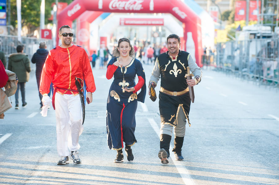 El deporte, los disfraces y el buen ambiente que reina en la San Silvestre tomaron el mando en la culminación perfecta del año para más de 4.500 corredores que estaban apuntados a la prueba de unos 6,5 kilómetros por el centro de la ciudad