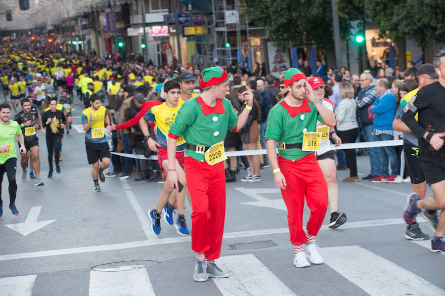 El deporte, los disfraces y el buen ambiente que reina en la San Silvestre tomaron el mando en la culminación perfecta del año para más de 4.500 corredores que estaban apuntados a la prueba de unos 6,5 kilómetros por el centro de la ciudad