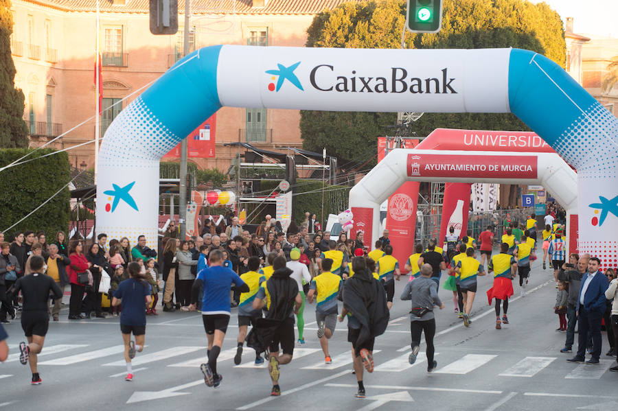 El deporte, los disfraces y el buen ambiente que reina en la San Silvestre tomaron el mando en la culminación perfecta del año para más de 4.500 corredores que estaban apuntados a la prueba de unos 6,5 kilómetros por el centro de la ciudad