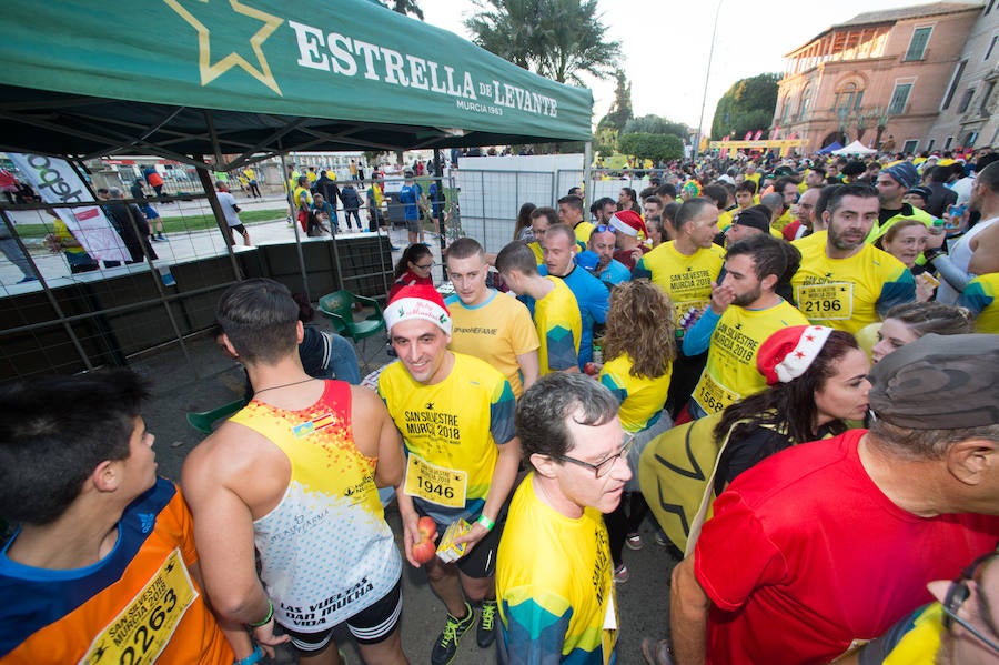 El deporte, los disfraces y el buen ambiente que reina en la San Silvestre tomaron el mando en la culminación perfecta del año para más de 4.500 corredores que estaban apuntados a la prueba de unos 6,5 kilómetros por el centro de la ciudad