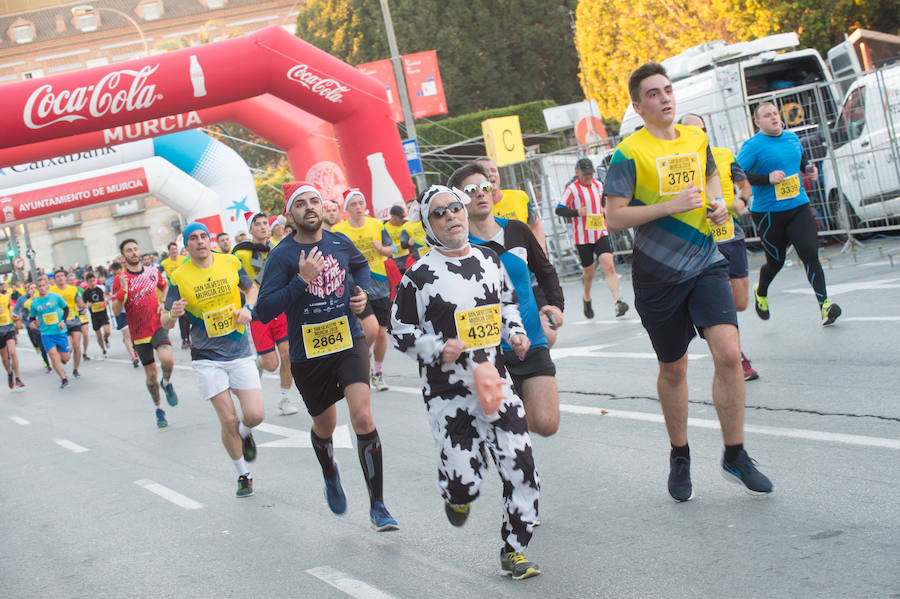 El deporte, los disfraces y el buen ambiente que reina en la San Silvestre tomaron el mando en la culminación perfecta del año para más de 4.500 corredores que estaban apuntados a la prueba de unos 6,5 kilómetros por el centro de la ciudad