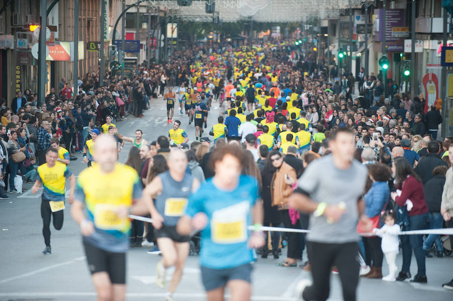 El deporte, los disfraces y el buen ambiente que reina en la San Silvestre tomaron el mando en la culminación perfecta del año para más de 4.500 corredores que estaban apuntados a la prueba de unos 6,5 kilómetros por el centro de la ciudad