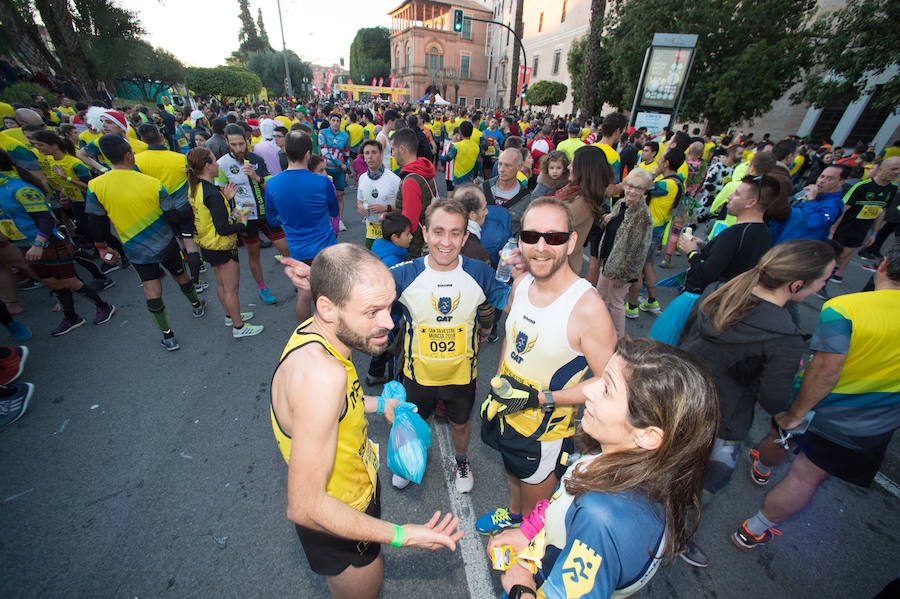 El deporte, los disfraces y el buen ambiente que reina en la San Silvestre tomaron el mando en la culminación perfecta del año para más de 4.500 corredores que estaban apuntados a la prueba de unos 6,5 kilómetros por el centro de la ciudad