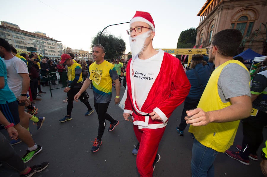 El deporte, los disfraces y el buen ambiente que reina en la San Silvestre tomaron el mando en la culminación perfecta del año para más de 4.500 corredores que estaban apuntados a la prueba de unos 6,5 kilómetros por el centro de la ciudad