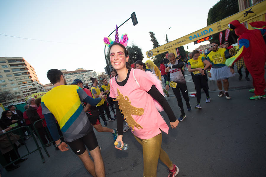 El deporte, los disfraces y el buen ambiente que reina en la San Silvestre tomaron el mando en la culminación perfecta del año para más de 4.500 corredores que estaban apuntados a la prueba de unos 6,5 kilómetros por el centro de la ciudad