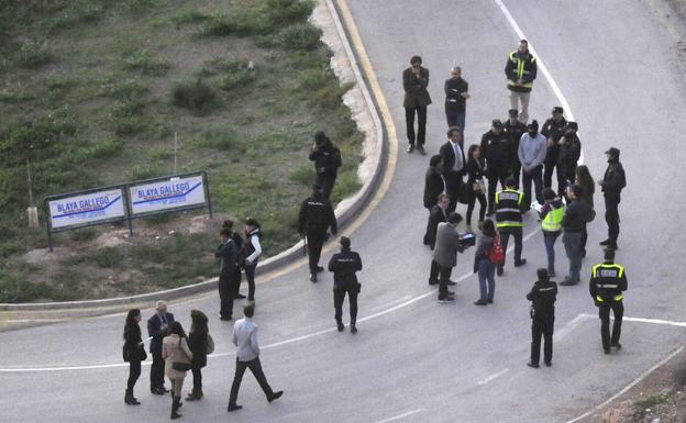 Agentes de la Policía Nacional reconstruyen el 'caso Cala Cortina', acompañados por uno de los detenidos., en una fotografía de archivo. 