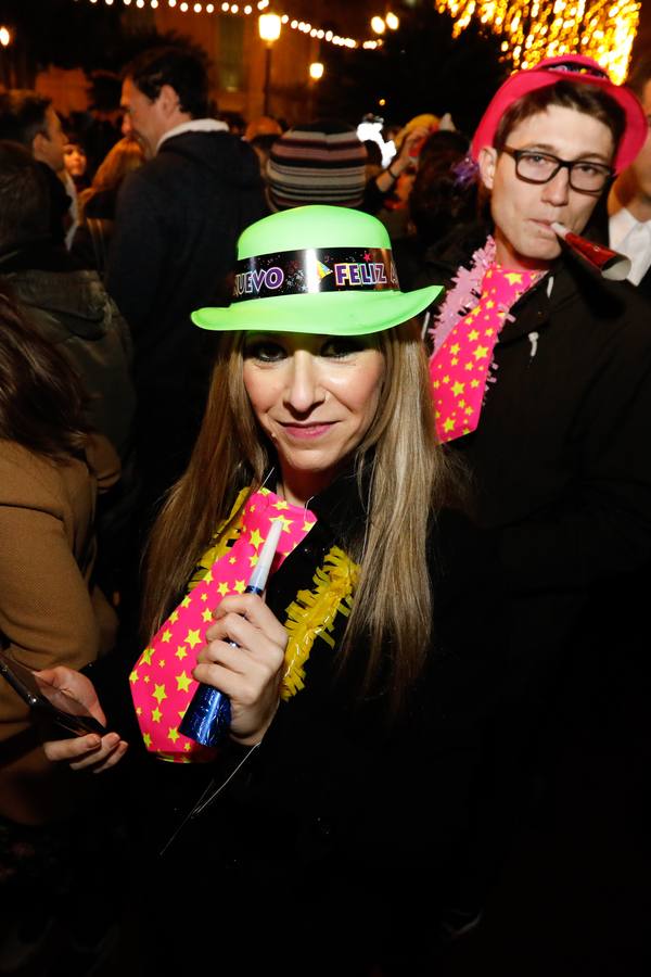 Tras las campanadas de la Glorieta, los murcianos celebraron el fin del año con sus mejores galas y buenos deseos. 