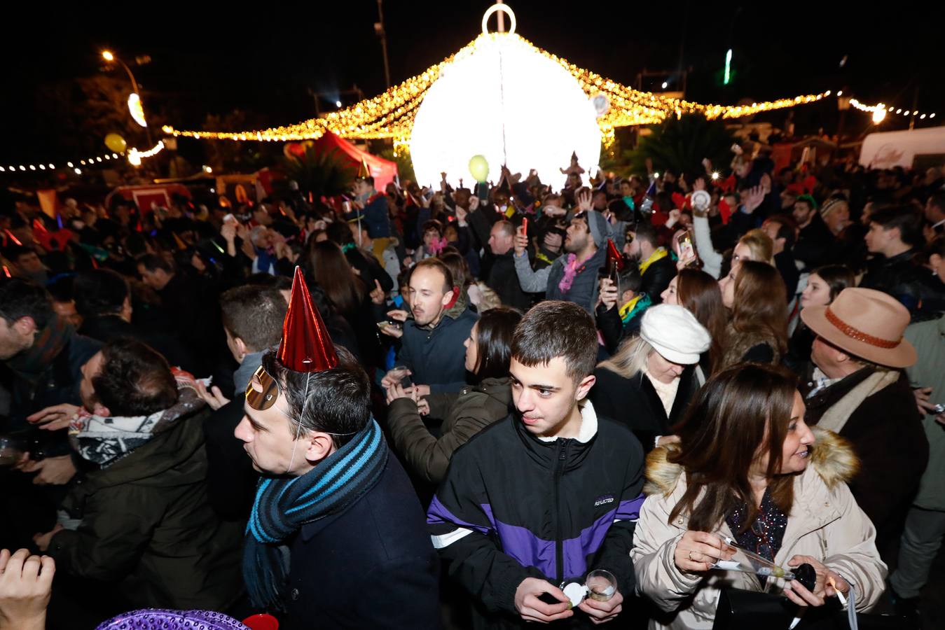 Tras las campanadas de la Glorieta, los murcianos celebraron el fin del año con sus mejores galas y buenos deseos. 