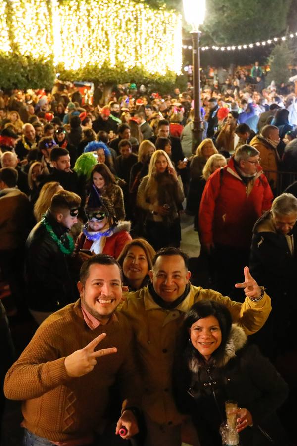 Tras las campanadas de la Glorieta, los murcianos celebraron el fin del año con sus mejores galas y buenos deseos. 