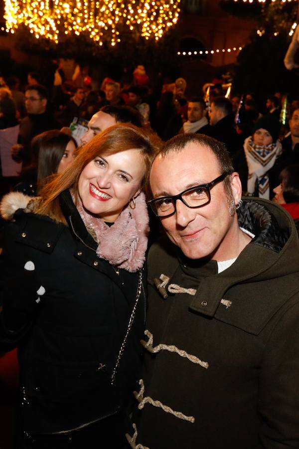 Tras las campanadas de la Glorieta, los murcianos celebraron el fin del año con sus mejores galas y buenos deseos. 