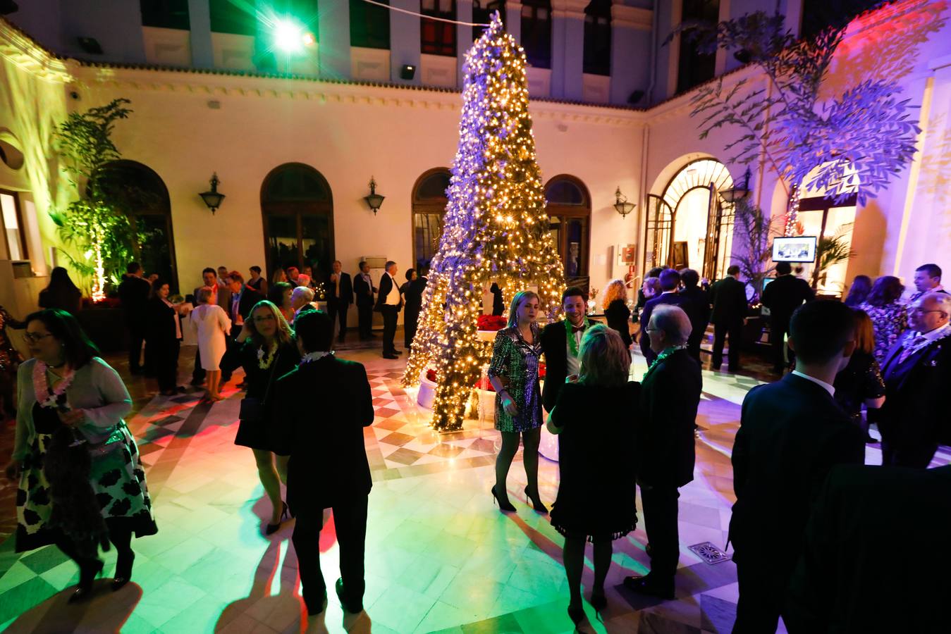 Tras las campanadas de la Glorieta, los murcianos celebraron el fin del año con sus mejores galas y buenos deseos. 