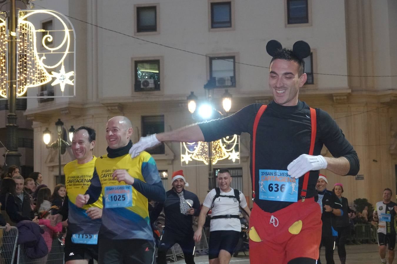 En la carrera más divertida del año no podían faltar los disfraces más simpáticos.