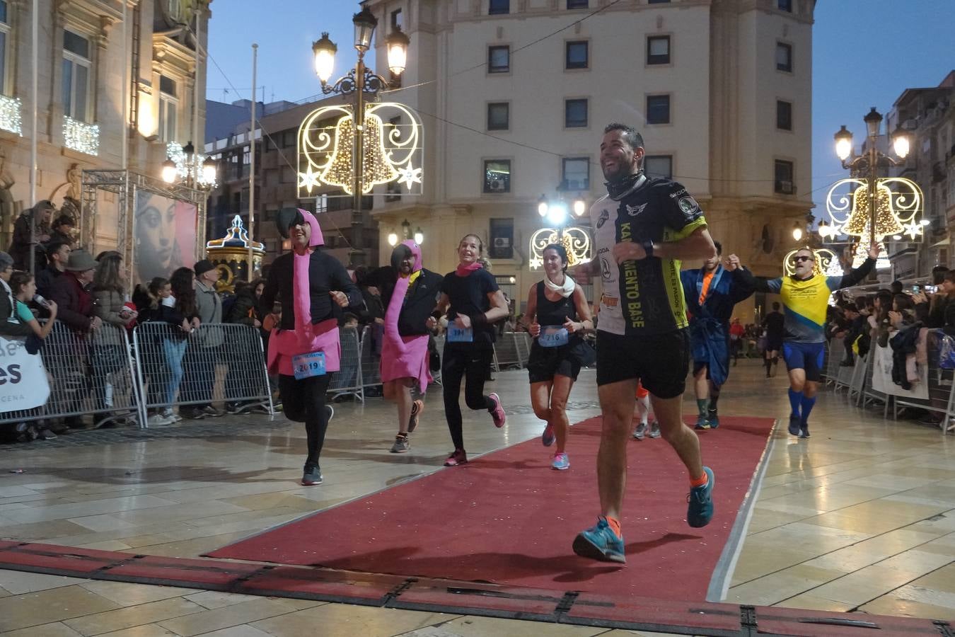 En la carrera más divertida del año no podían faltar los disfraces más simpáticos.