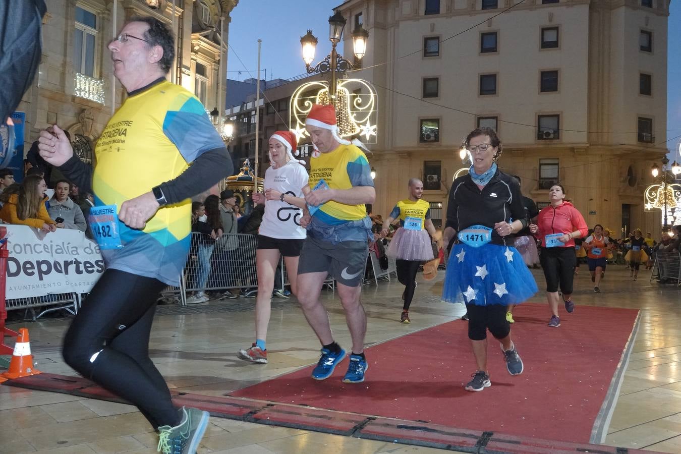 En la carrera más divertida del año no podían faltar los disfraces más simpáticos.