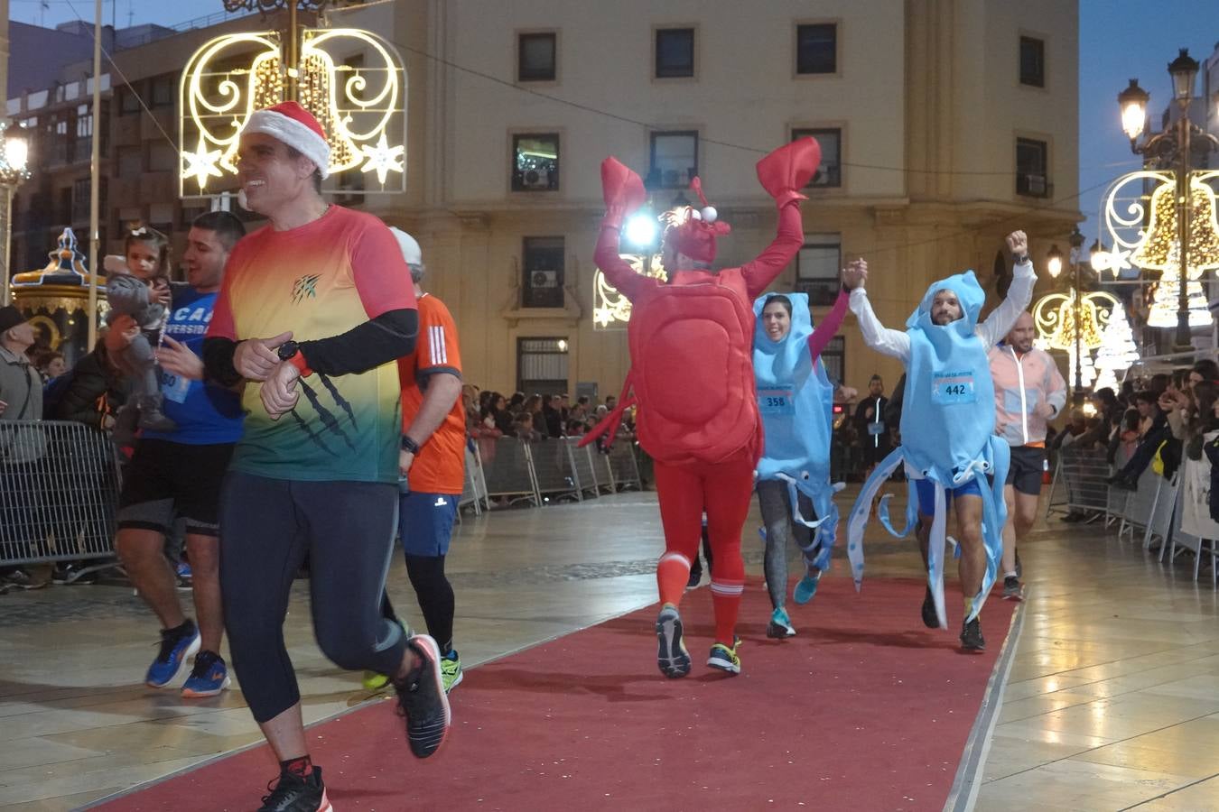 En la carrera más divertida del año no podían faltar los disfraces más simpáticos.