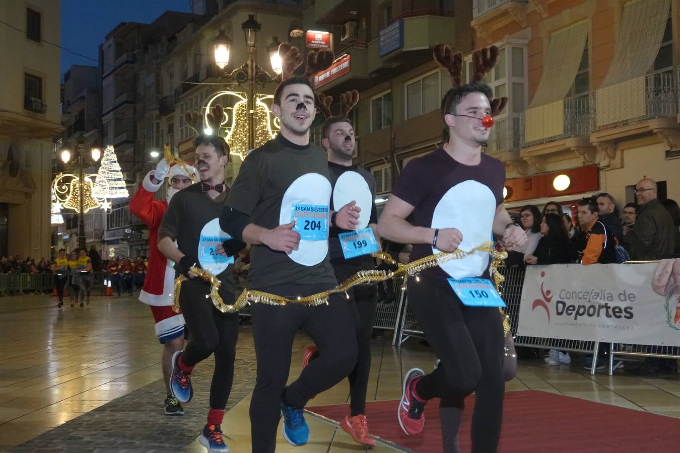 En la carrera más divertida del año no podían faltar los disfraces más simpáticos.