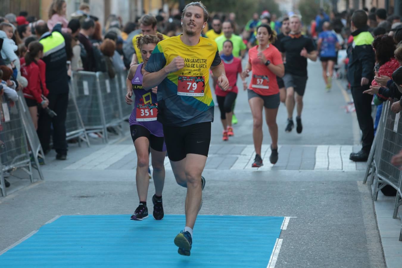 Casi un millar de corredores despiden el año disfrutando del deporte en la Ciudad del Sol por una buena causa