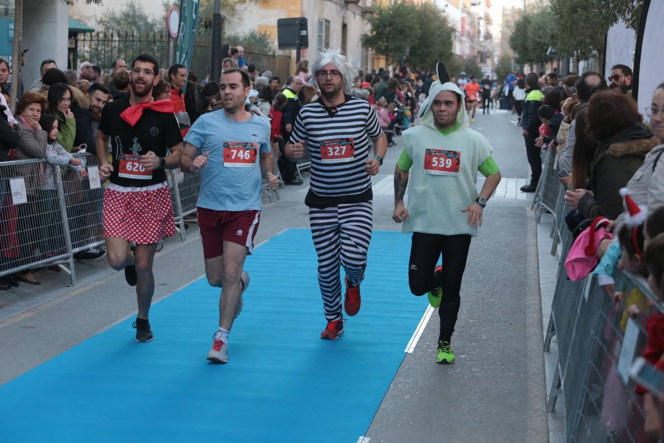 Casi un millar de corredores despiden el año disfrutando del deporte en la Ciudad del Sol por una buena causa