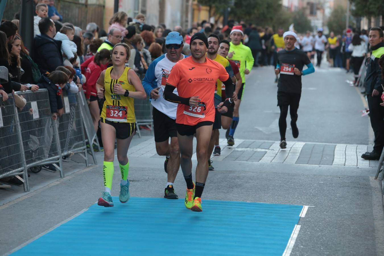 Casi un millar de corredores despiden el año disfrutando del deporte en la Ciudad del Sol por una buena causa