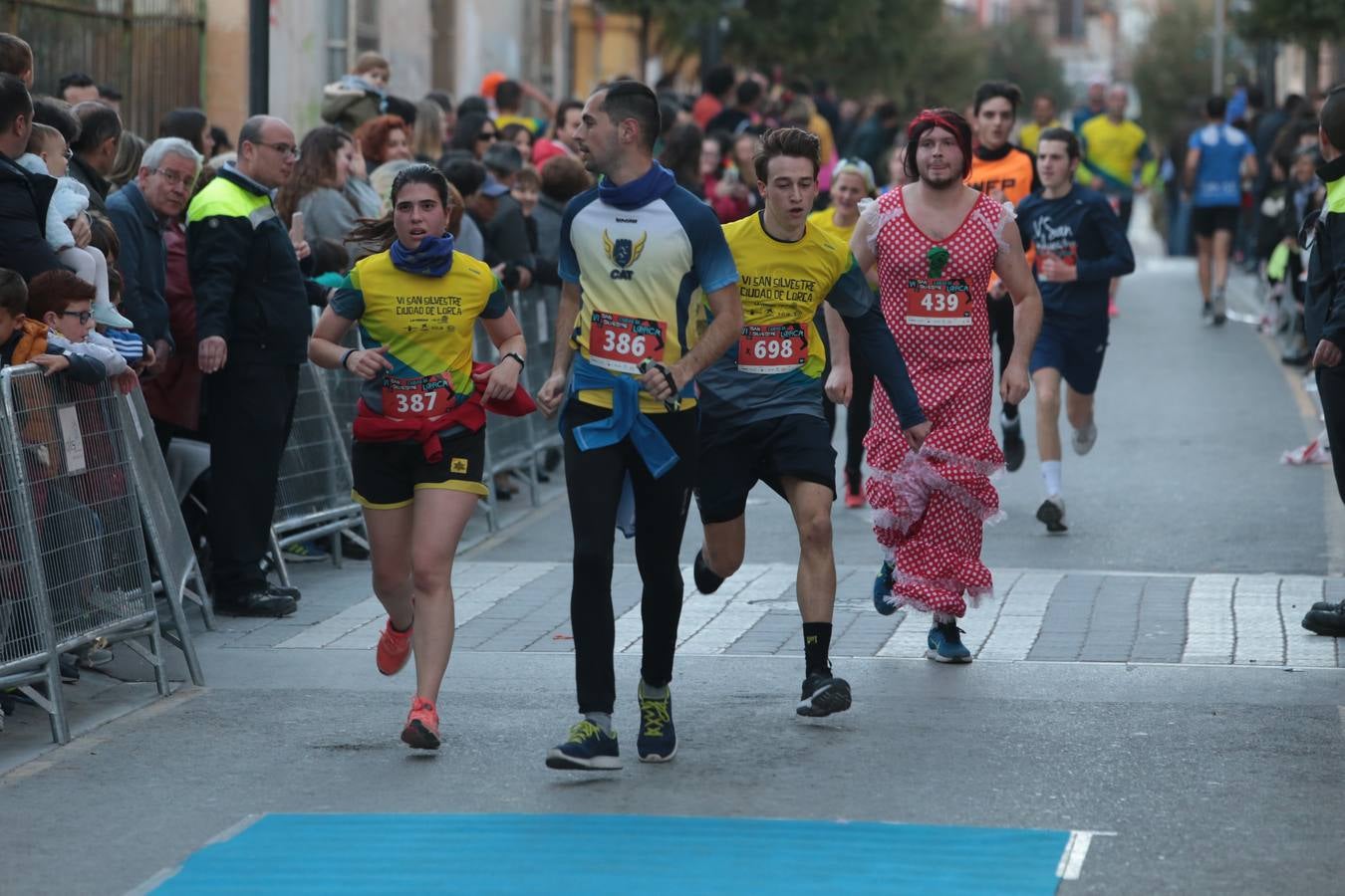 Casi un millar de corredores despiden el año disfrutando del deporte en la Ciudad del Sol por una buena causa