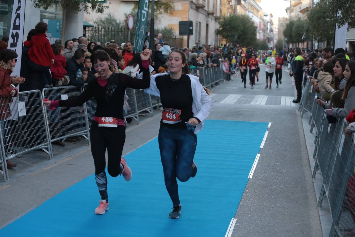 Casi un millar de corredores despiden el año disfrutando del deporte en la Ciudad del Sol por una buena causa