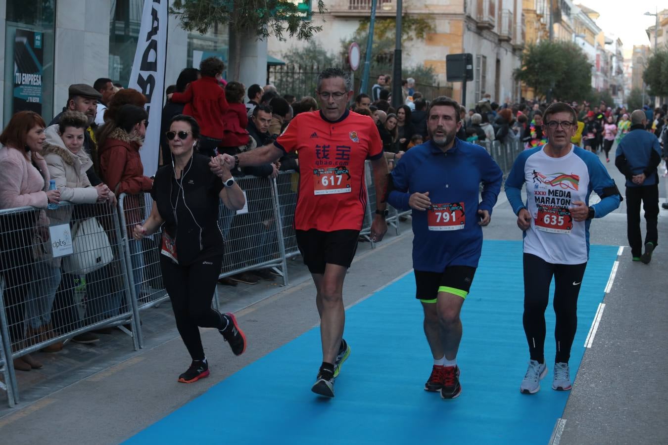 Casi un millar de corredores despiden el año disfrutando del deporte en la Ciudad del Sol por una buena causa