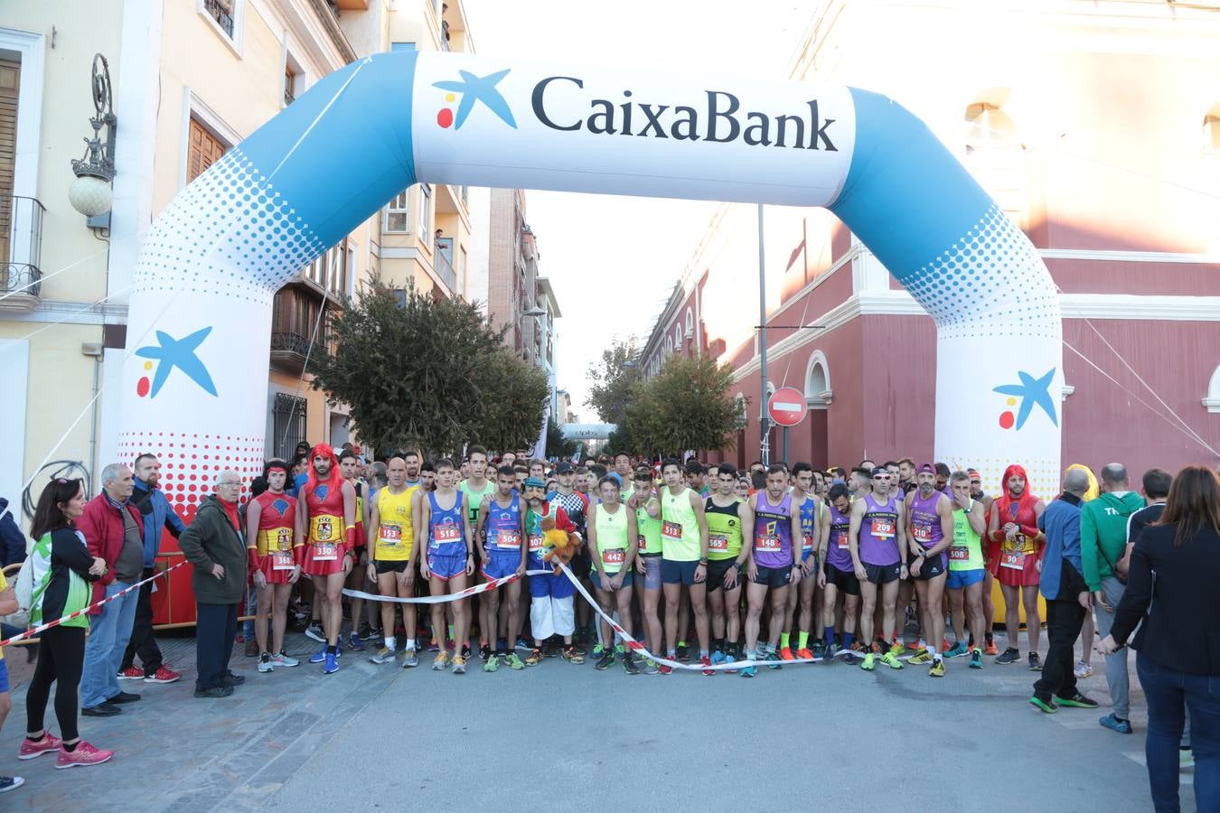 Casi un millar de corredores despiden el año disfrutando del deporte en la Ciudad del Sol por una buena causa