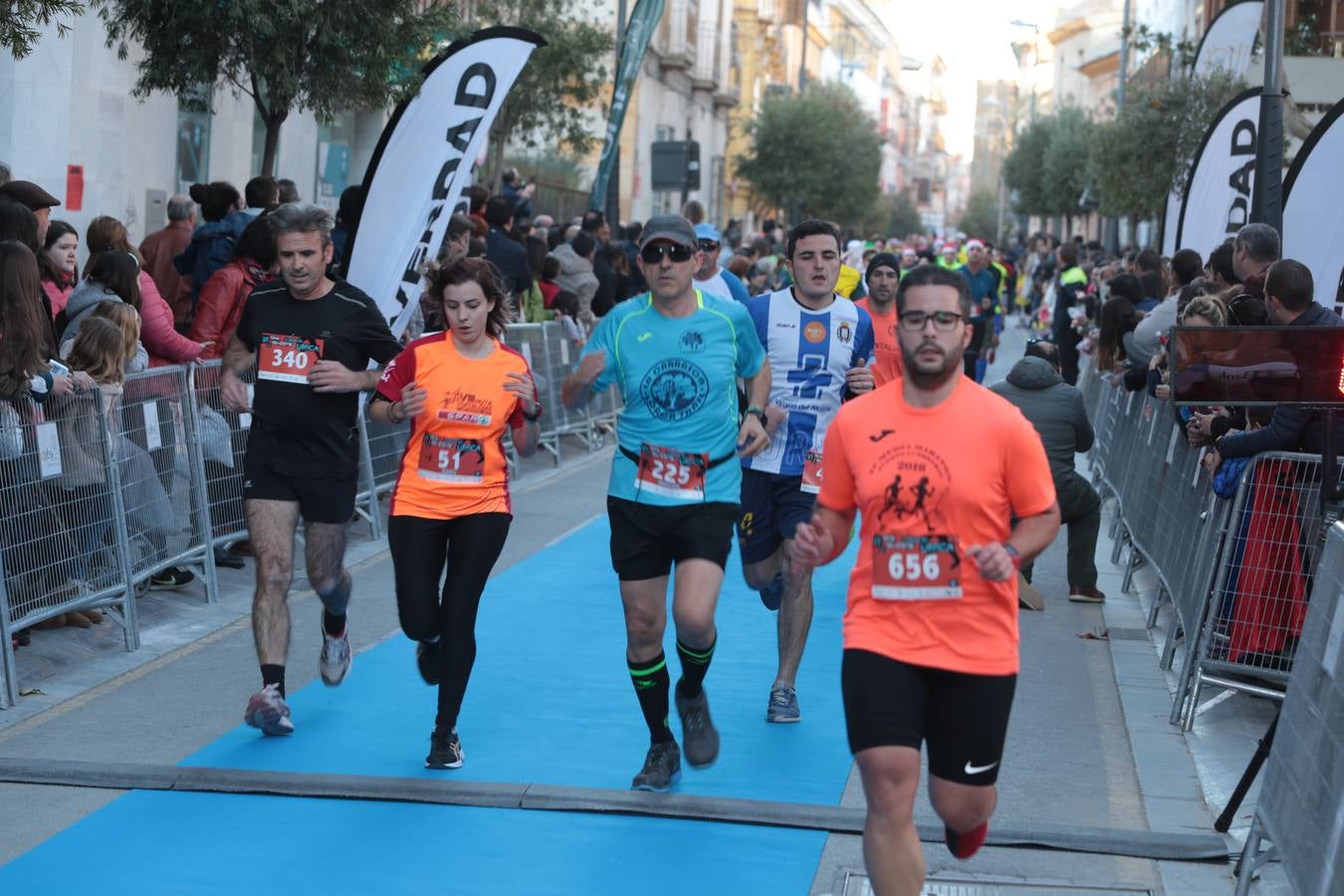 Casi un millar de corredores despiden el año disfrutando del deporte en la Ciudad del Sol por una buena causa