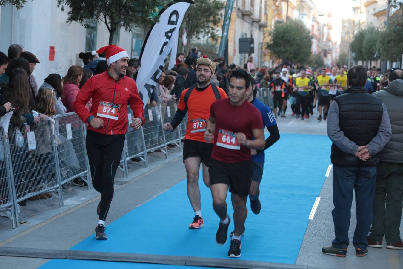 Casi un millar de corredores despiden el año disfrutando del deporte en la Ciudad del Sol por una buena causa